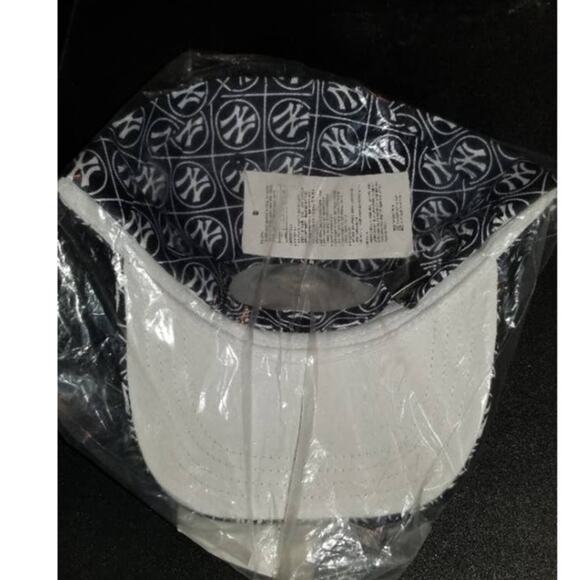 New Mens Black & White Adjustable Hat with Gold Logo One Size Fits All - Picture 3 of 4